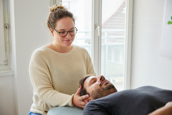 Craniosachral Therapie in Winterthur Cranio Federer Behandlung eines Erwachsenen am Kopf